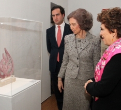 Su Majestad la Reina y la Princesa Wijdan Al-Hashemi de Jordania, presidenta de la Jordan National Gallery of Fine Arts, observan una escultura de la 